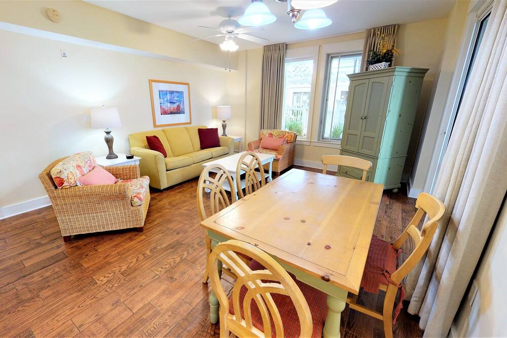 Photo of Livingroom in Baytowne Wharf