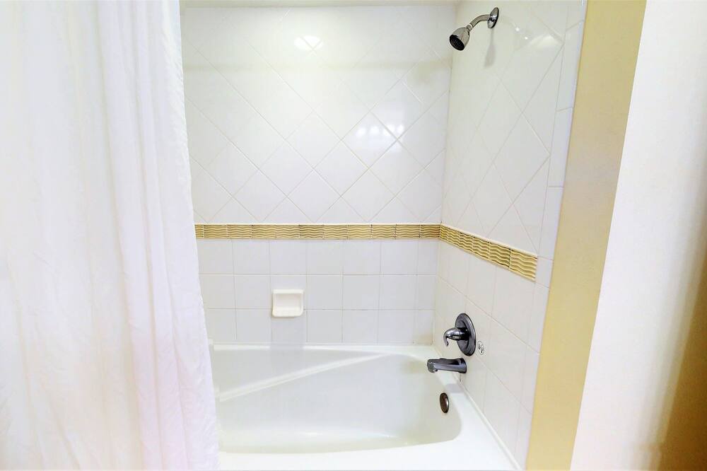 Photo of Bathroom in Baytowne Wharf