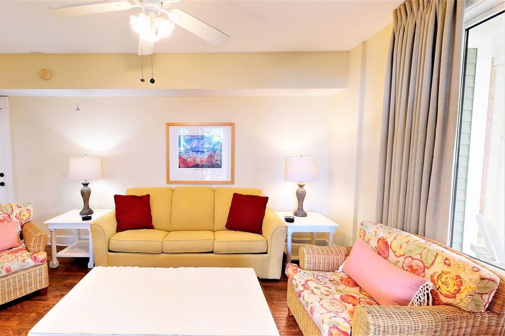 Photo of Livingroom in Baytowne Wharf