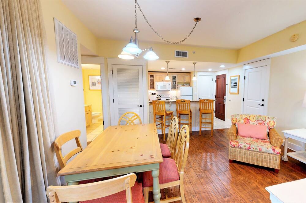 Photo of Livingroom in Baytowne Wharf