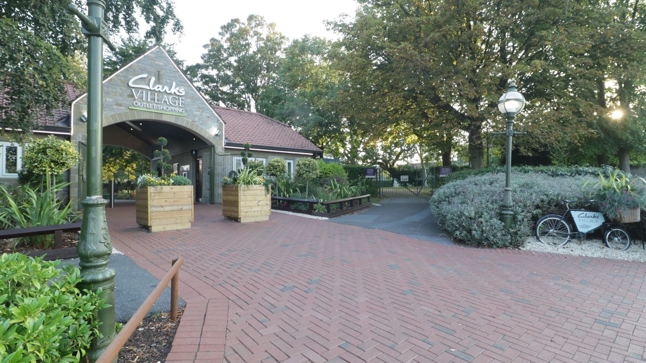 Photo of Others in Queen Camel