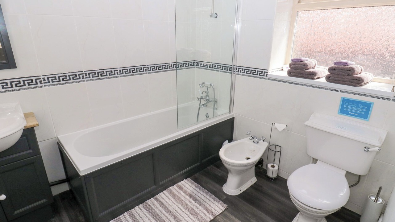 Photo of Bathroom in Millhouse Green