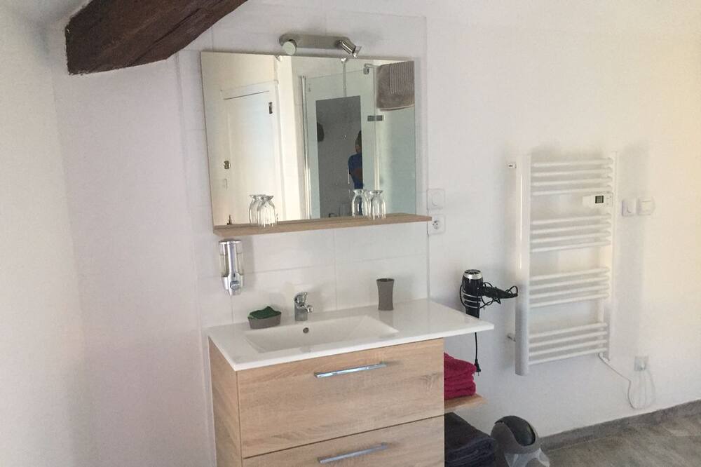 Photo of Bathroom in Nissan-lez-Enserune