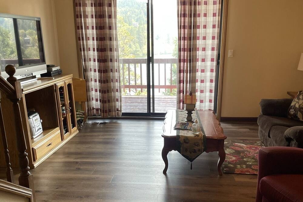 Photo of Livingroom in Crestline