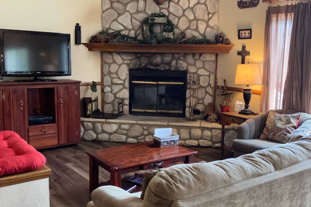 Photo of Livingroom in Crestline