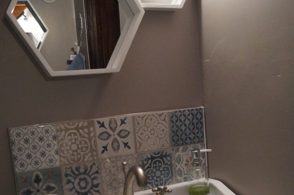 Photo of Bathroom in Coulomby