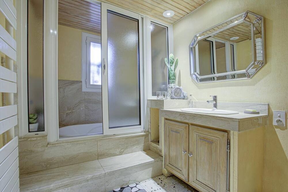Photo of Bathroom in Rigarda