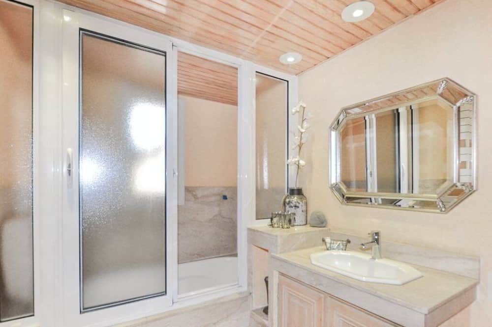 Photo of Bathroom in Rigarda