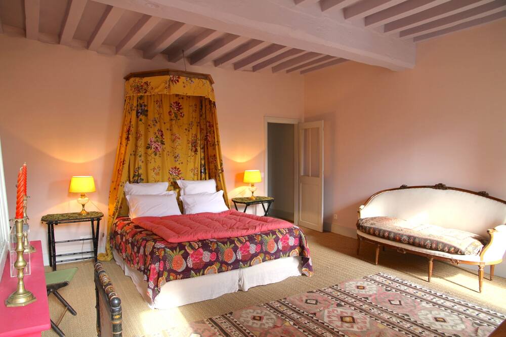 Photo of Bedroom in Saint-Fargeau