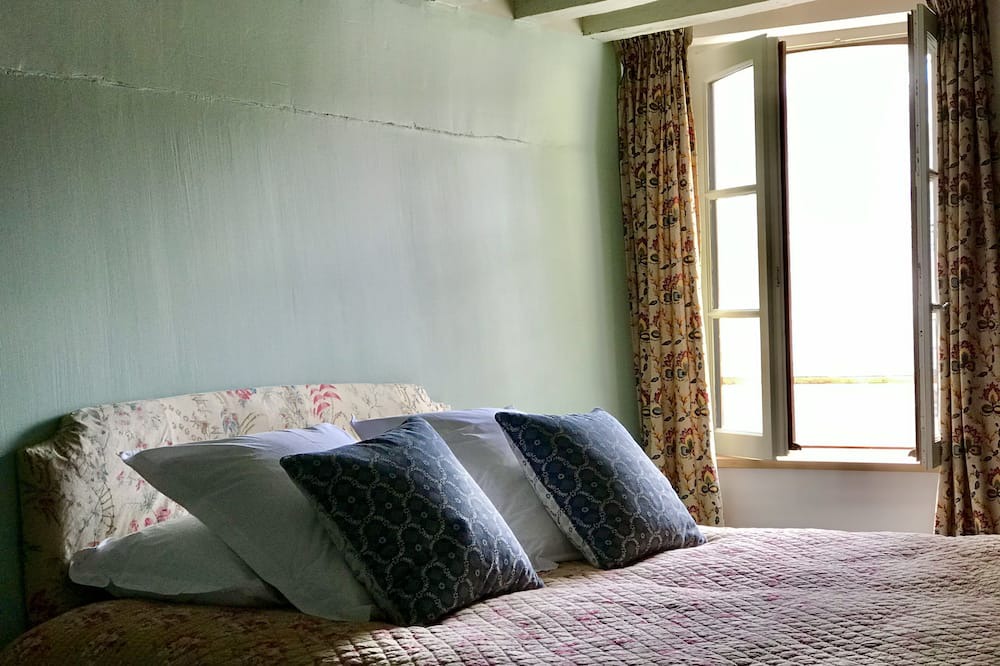 Photo of Bedroom in Saint-Fargeau