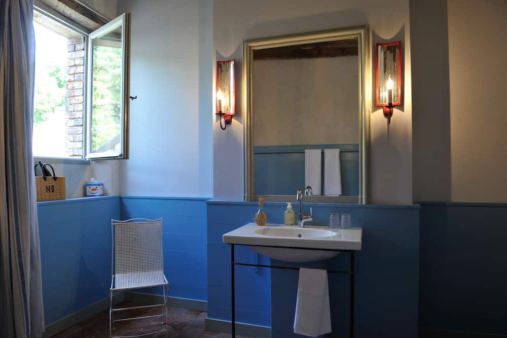 Photo of Bathroom in Saint-Fargeau