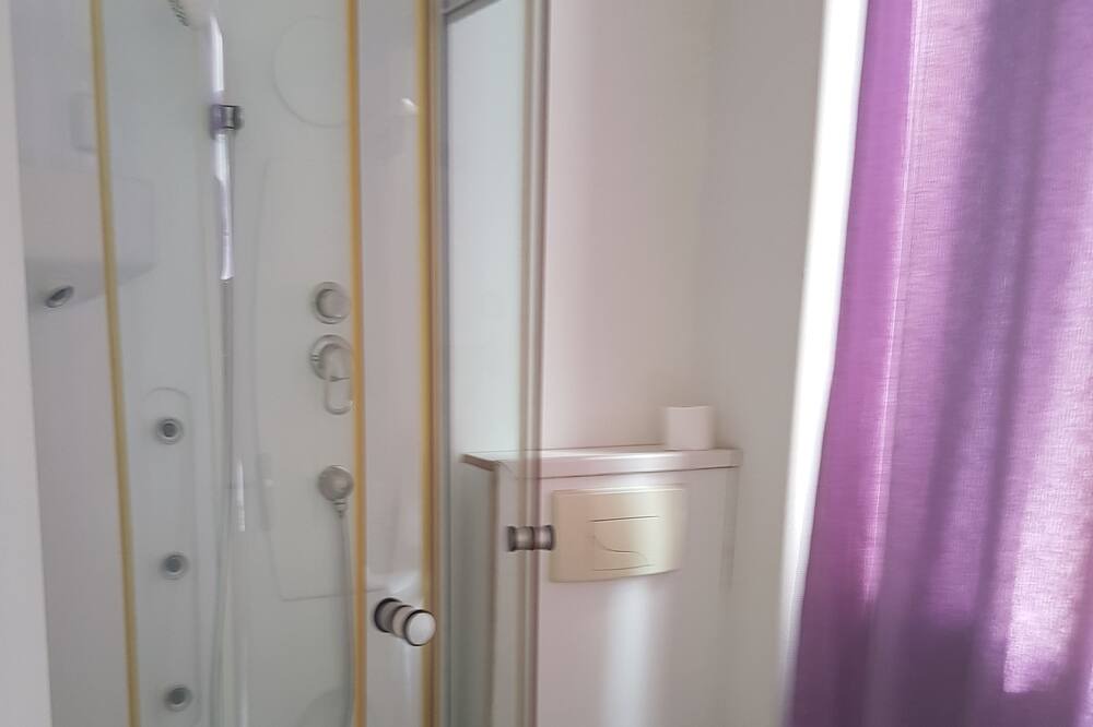 Photo of Bathroom in Sainte-Foy-la-Grande