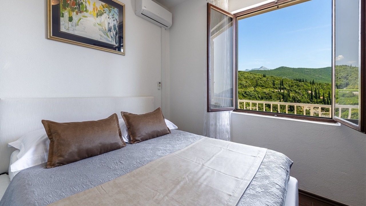 Photo of Bedroom in Molunat
