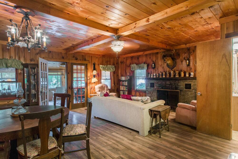 Photo of Livingroom in Lake Luzerne-Hadley