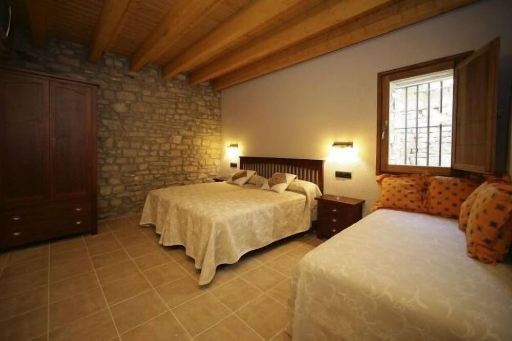 Photo of Bedroom in Montfalco Murallat