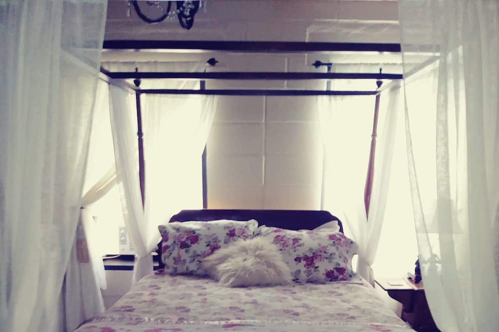 Photo of Bedroom in Winslow