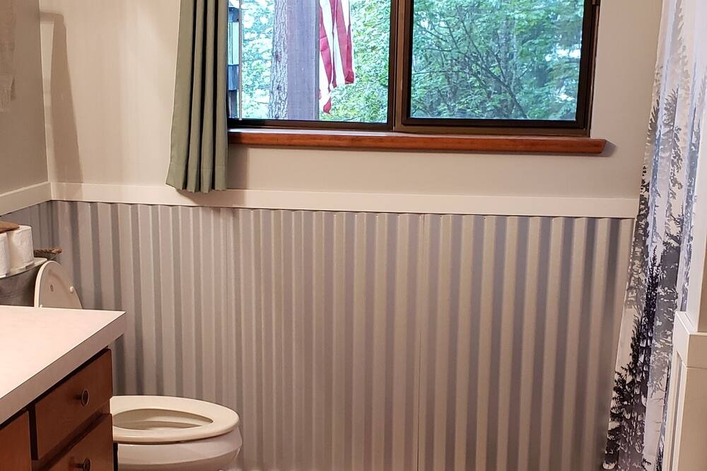 Photo of Bathroom in Oakridge