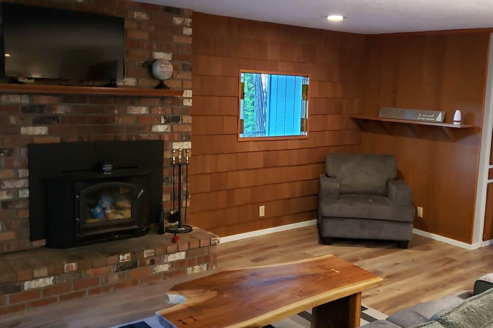 Photo of Livingroom in Oakridge