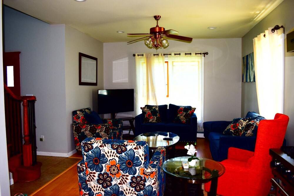 Photo of Livingroom in Bay Shore