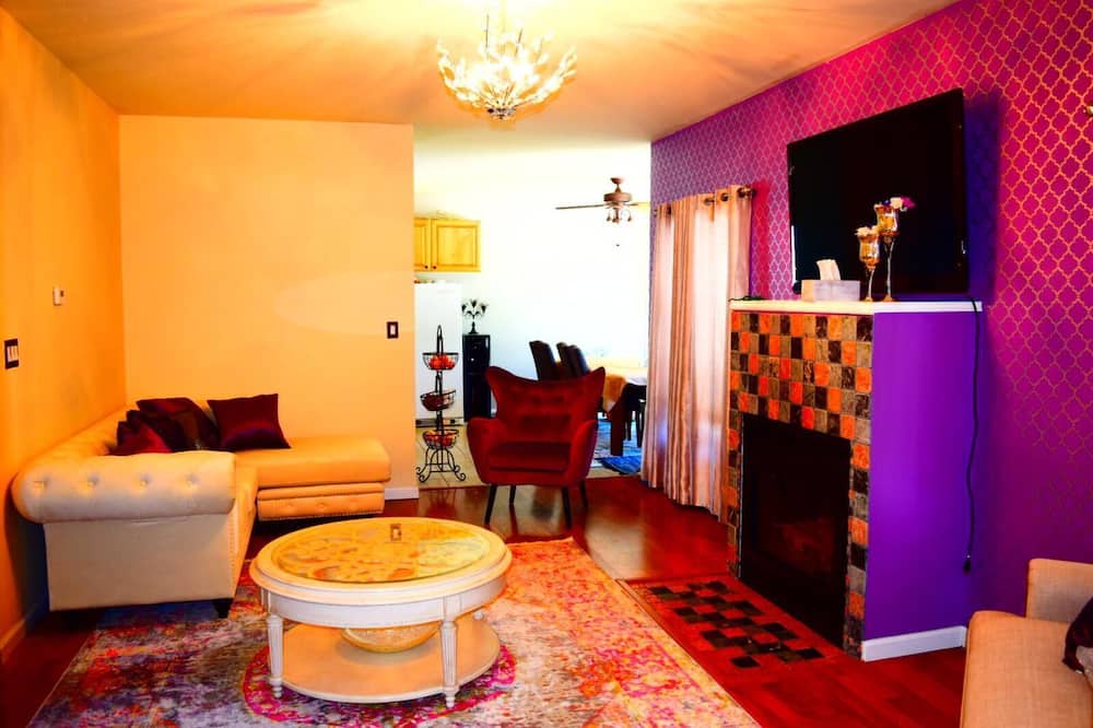 Photo of Livingroom in Bay Shore