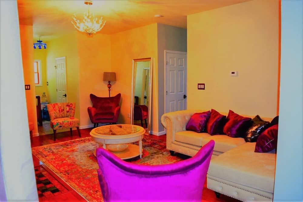 Photo of Livingroom in Bay Shore