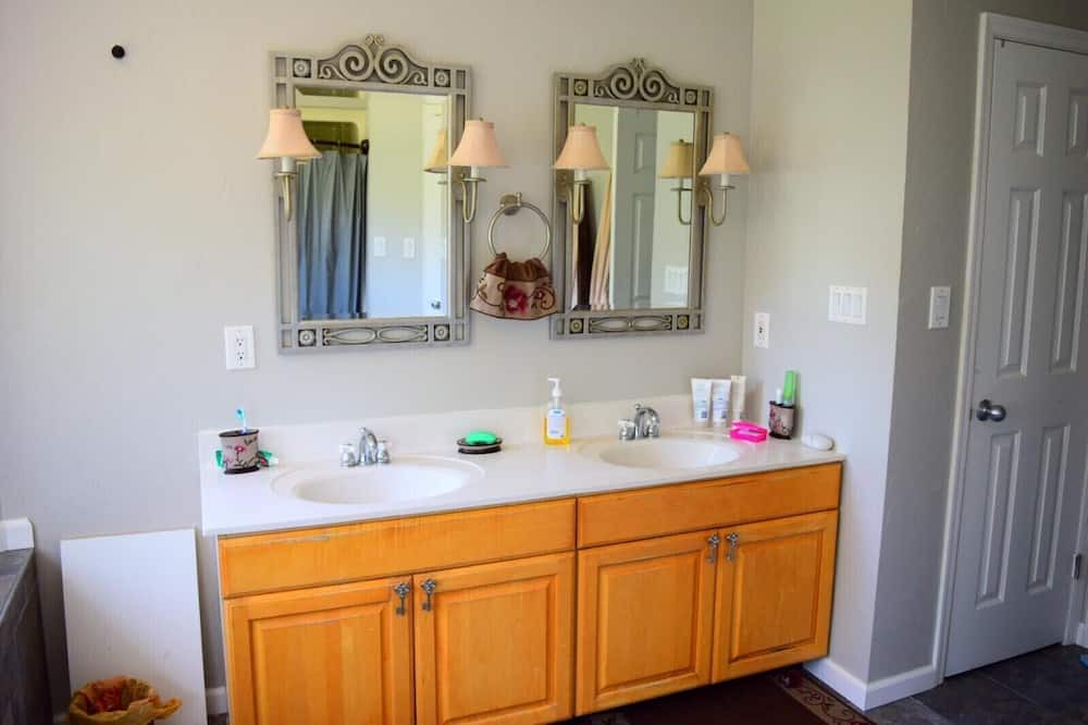 Photo of Bathroom in Bay Shore