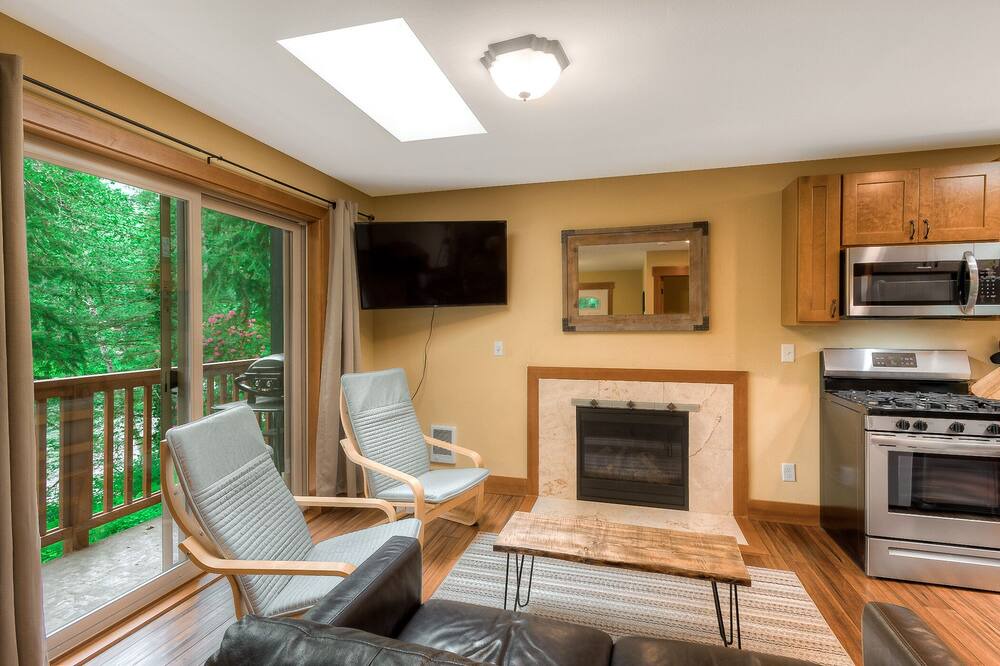 Photo of Livingroom in Gold Bar