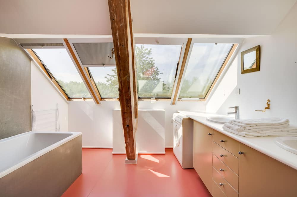 Photo of Bathroom in Larchant