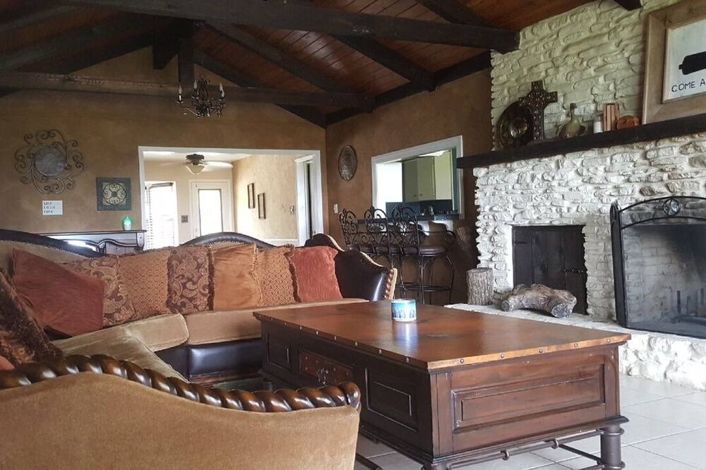Photo of Livingroom in Dripping Springs