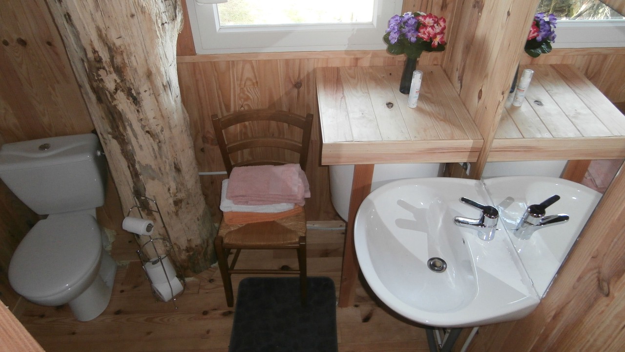 Photo of Bathroom in Saint-Thomas-de-Courceriers