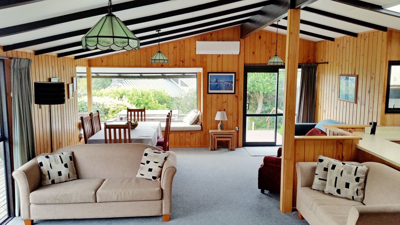 Photo of Livingroom in Acacia Bay