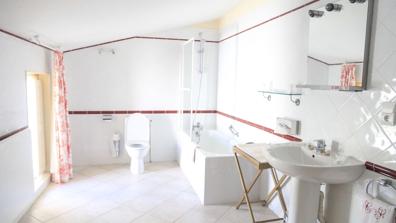 Photo of Bathroom in Tresses