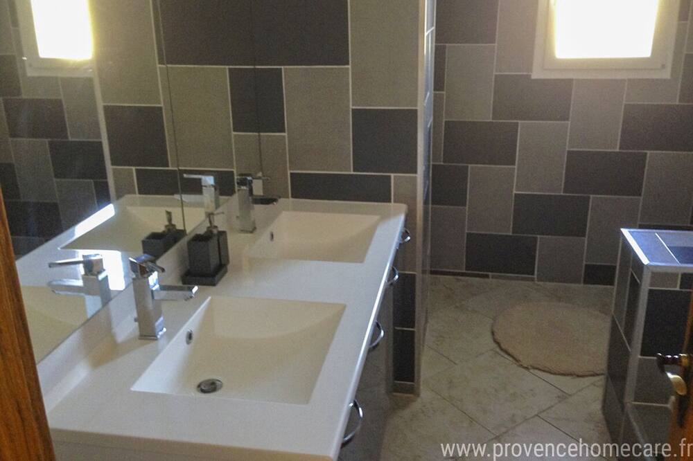 Photo of Bathroom in Cruis