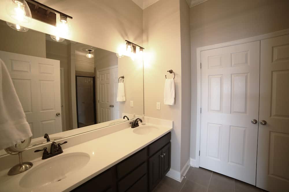 Photo of Bathroom in Jasper