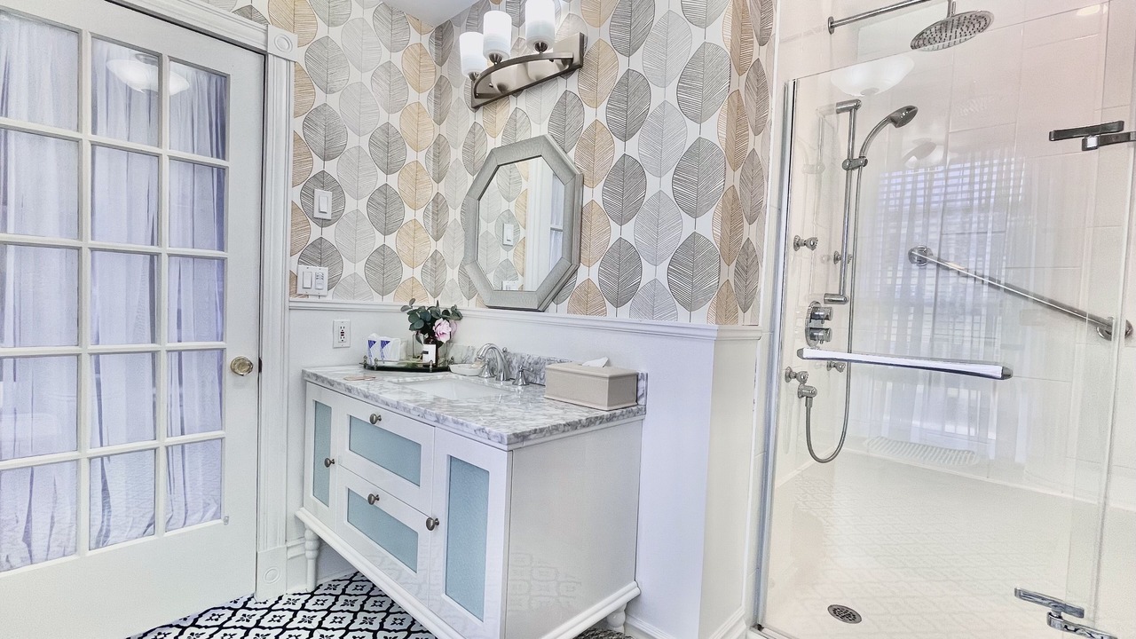 Photo of Bathroom in Queens Square