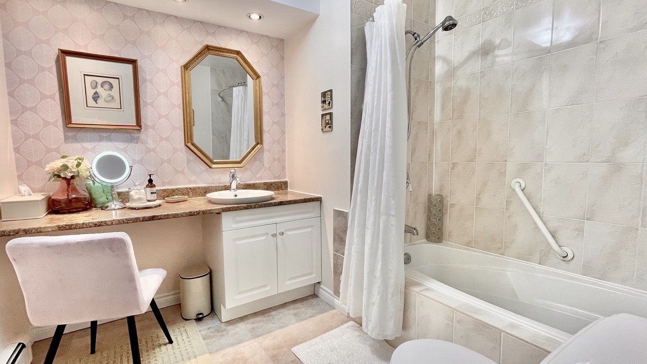 Photo of Bathroom in Queens Square