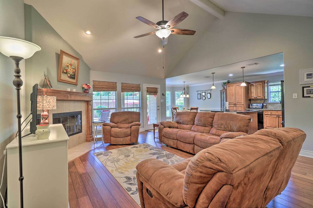 Photo of Livingroom in Apache Shores