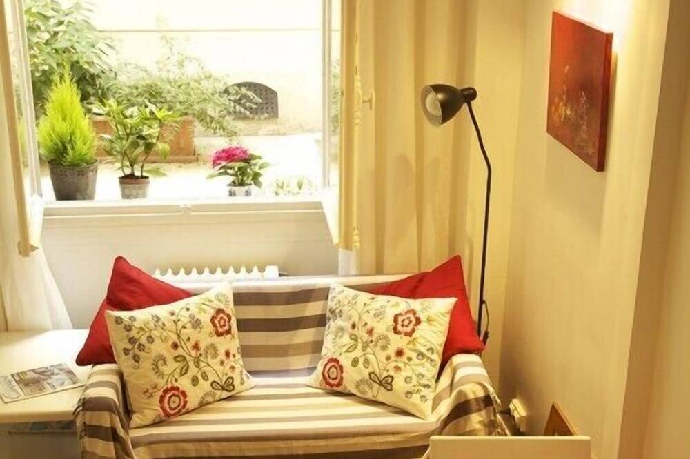 Photo of Livingroom in Quartier des Grandes-Carrieres