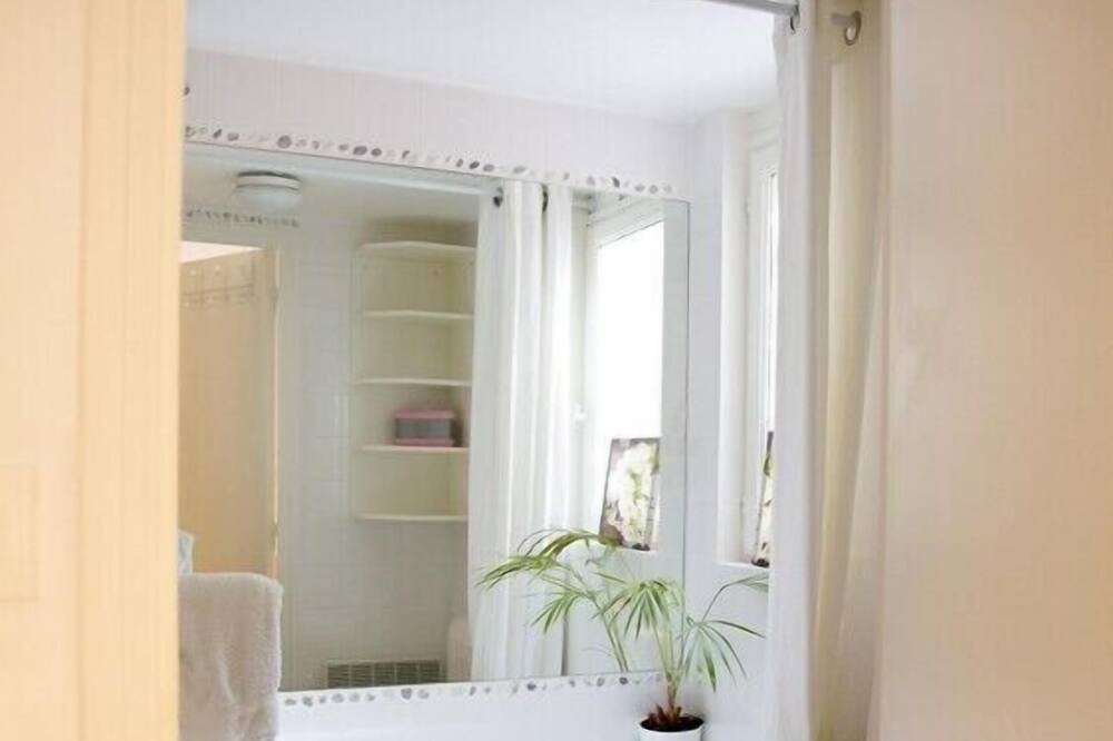 Photo of Bathroom in Quartier des Grandes-Carrieres
