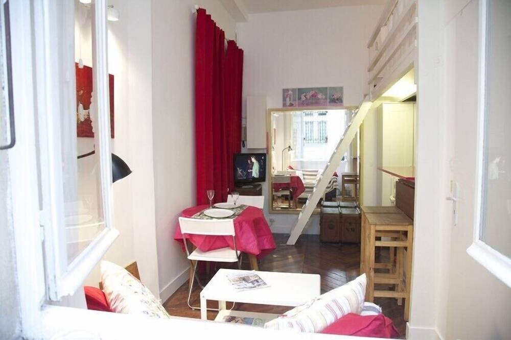 Photo of Livingroom in Quartier des Grandes-Carrieres