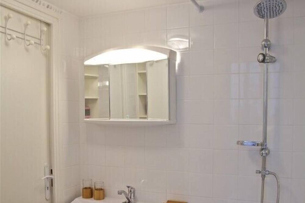 Photo of Bathroom in Quartier des Grandes-Carrieres