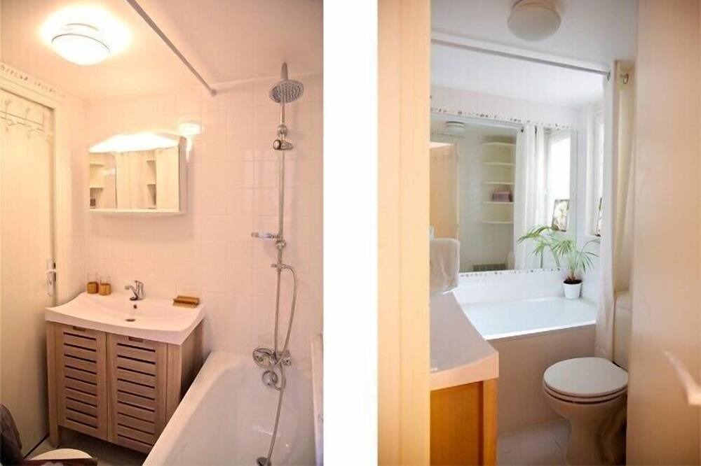 Photo of Bathroom in Quartier des Grandes-Carrieres