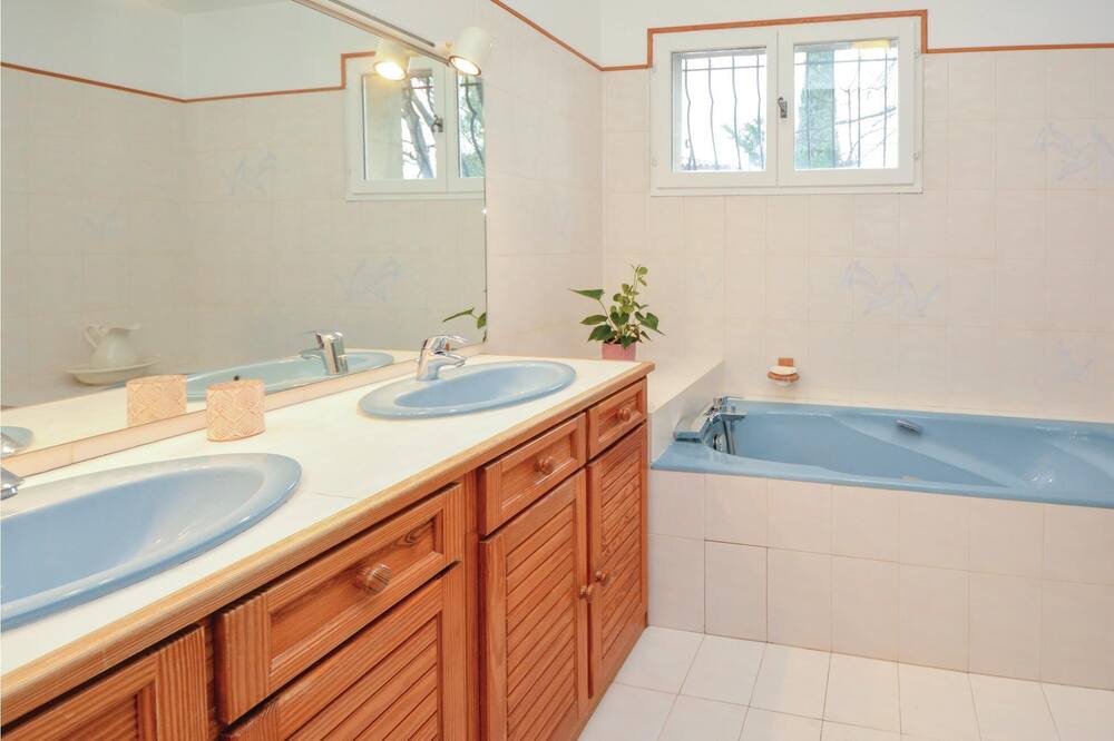 Photo of Bathroom in Caremeau