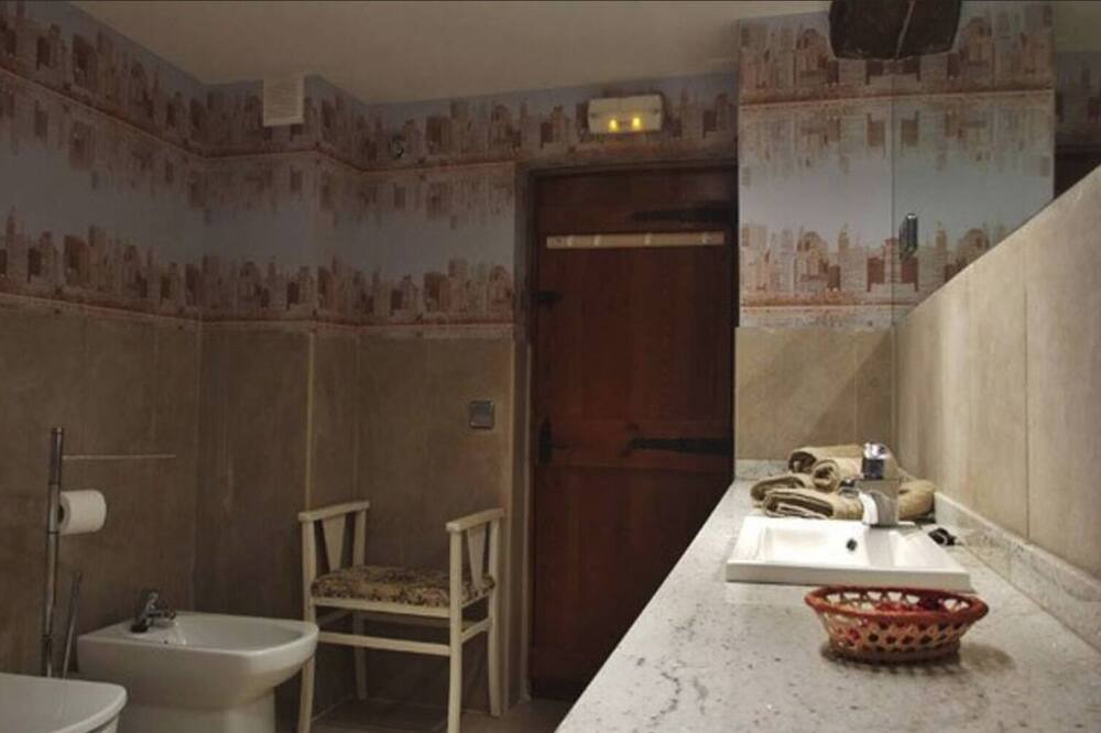 Photo of Bathroom in Adahuesca