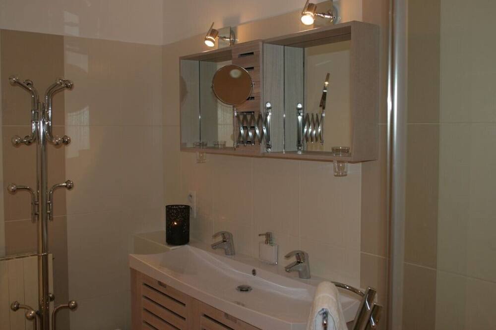 Photo of Bathroom in Saint-Saturnin-les-Avignon