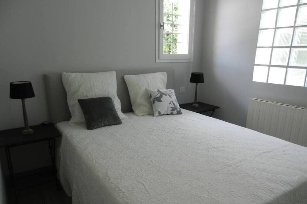 Photo of Bedroom in Saint-Saturnin-les-Avignon