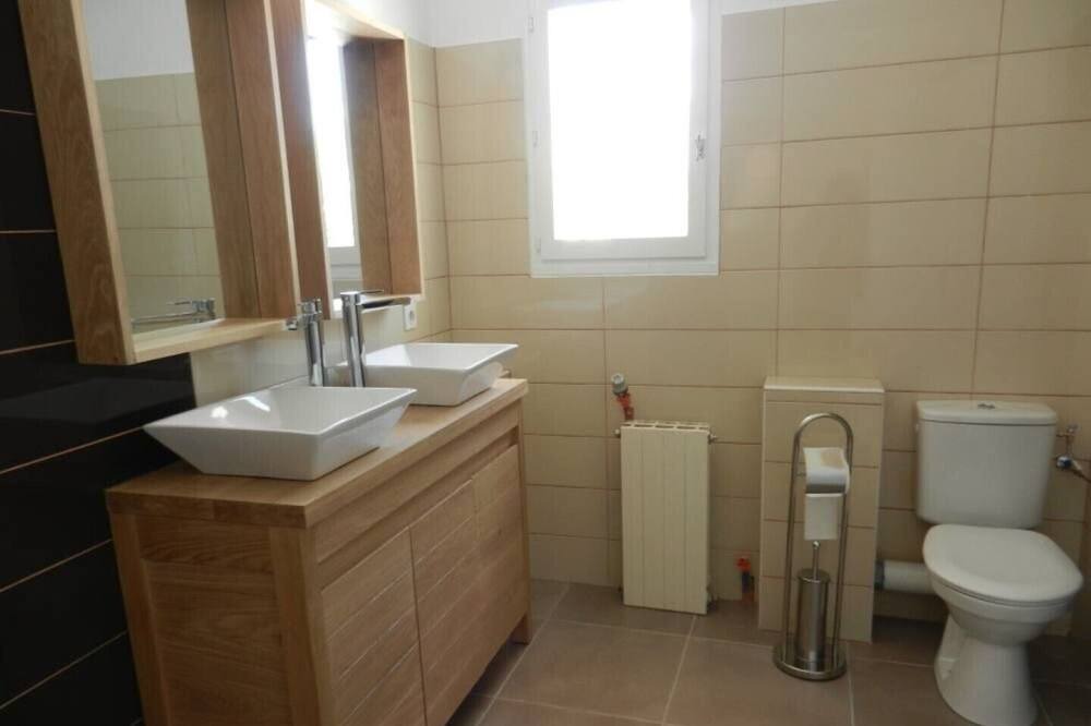 Photo of Bathroom in Saint-Saturnin-les-Avignon