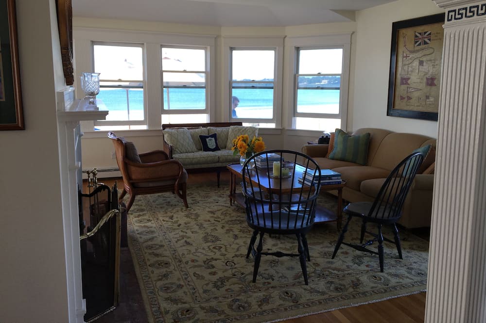 Photo of Livingroom in Easton's Point