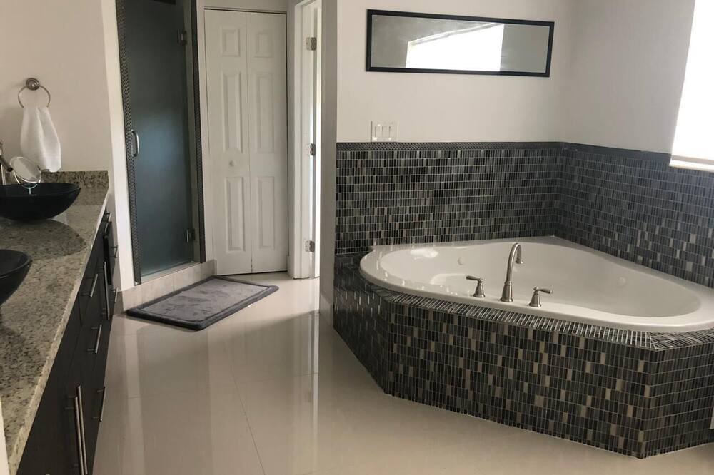 Photo of Bathroom in Miramar