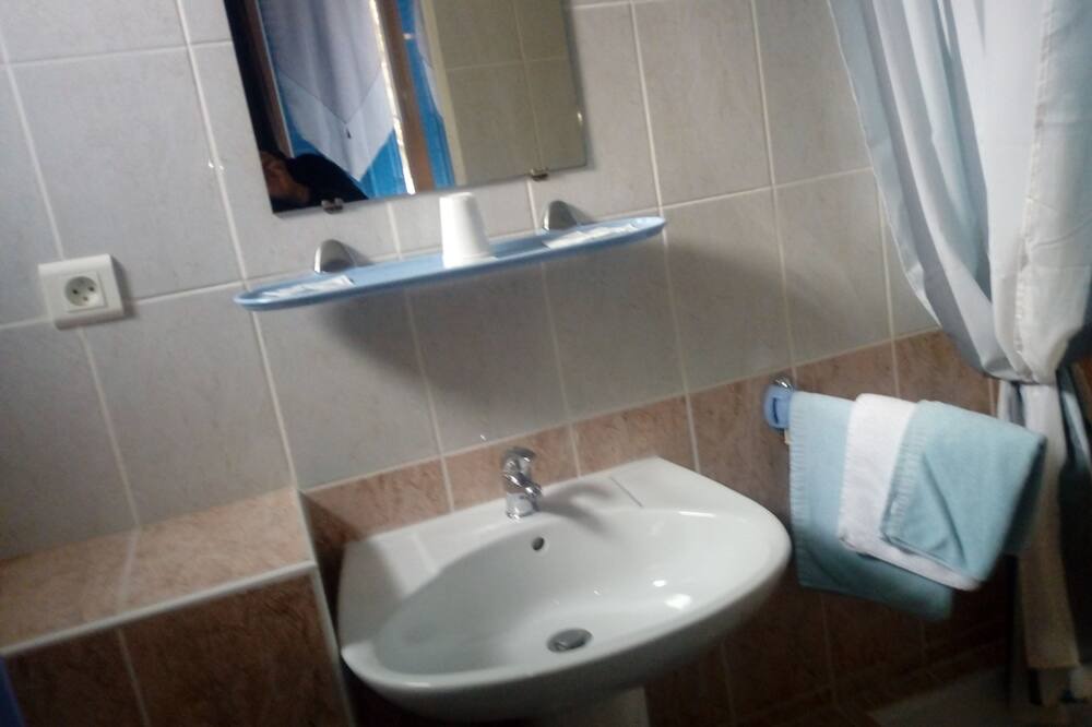 Photo of Bathroom in Nissan-lez-Enserune